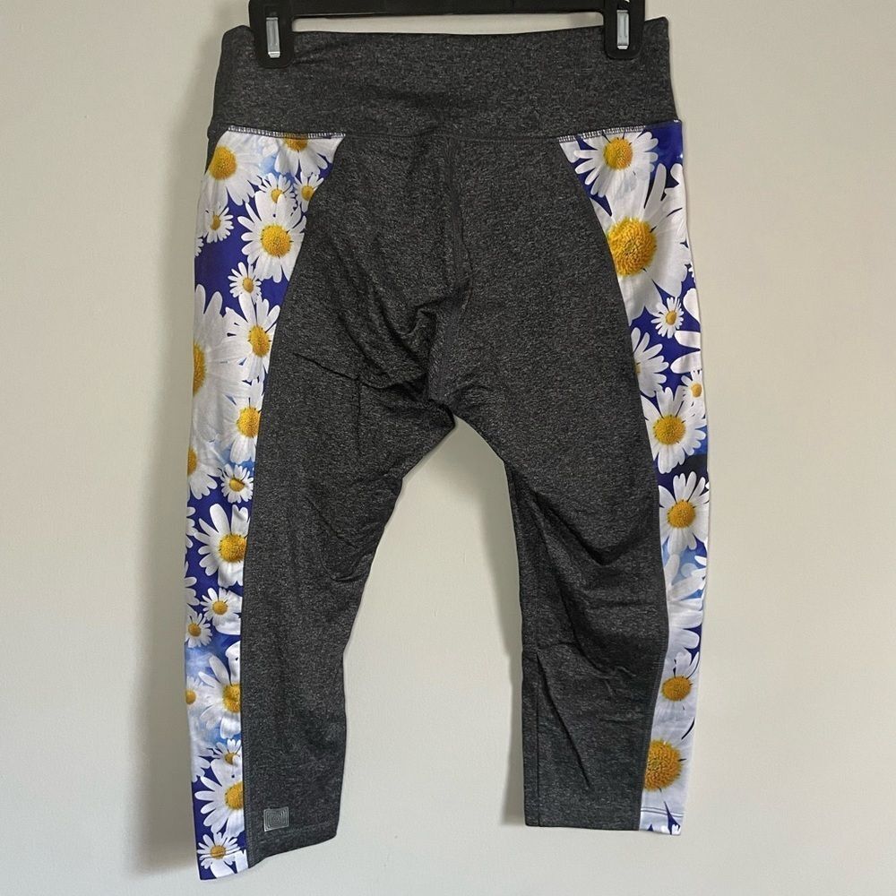 Lularoe Jade Workout Capris Daisy Patterned - Picture 6 of 11
